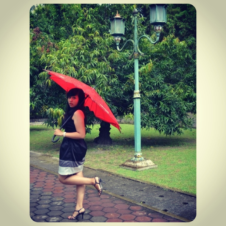 PhotoTaLk... The Girl in umbrella... (Photoshoot by Gladi Dwinta Kusuma)